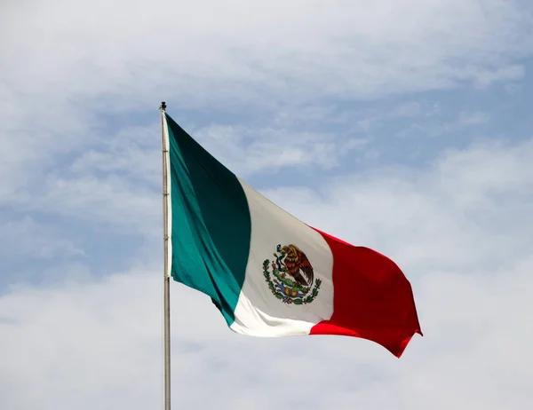 Mexican flag and blue cloudy sky — Stock Photo, Image
