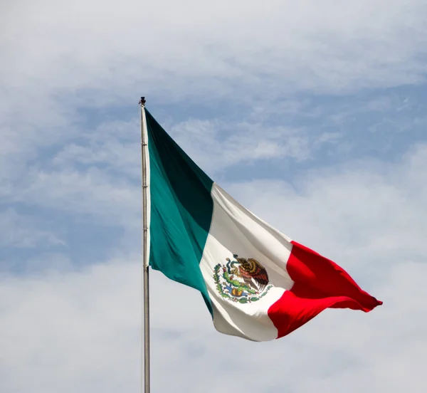 Bandera mexicana y cielo azul nublado — Foto de Stock