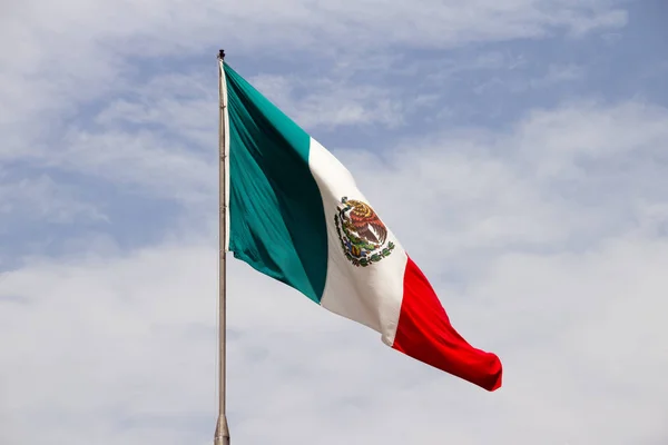 Bandera mexicana y cielo azul nublado — Foto de Stock