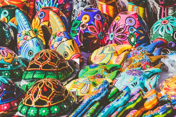 Kaplumbağaları ve renkli el sanatları/süs balıkları — Stok fotoğraf