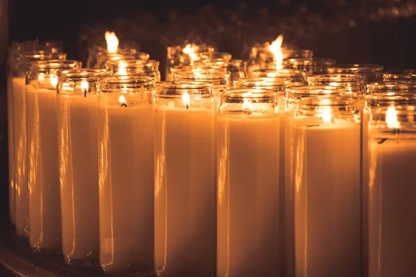 Деякі запалені воскові свічки — стокове фото