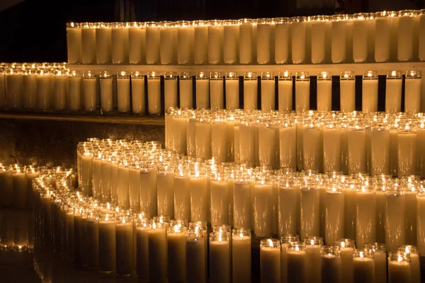 Деякі запалені воскові свічки — стокове фото