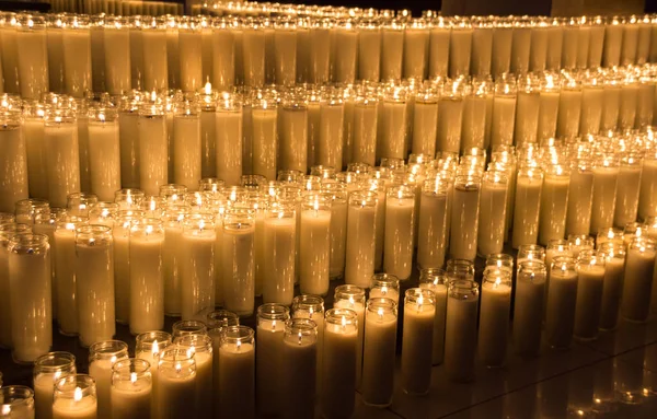 Osvětlené voskové svíčky — Stock fotografie