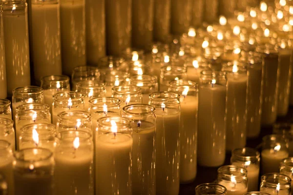 Alcune candele di cera accese — Foto Stock