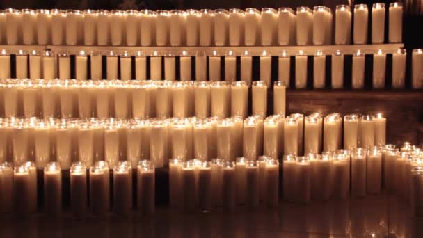 Zapalone woskowe świece — Wideo stockowe