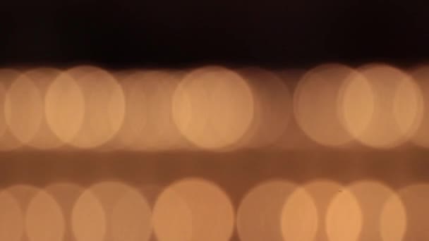 Rozmazané osvětlené voskové svíčky — Stock video