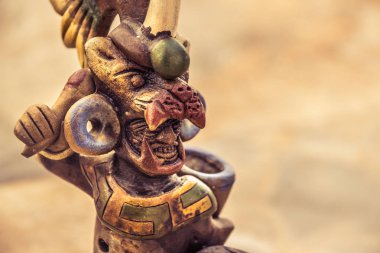 Aztek Meksika savaşçı heykeli