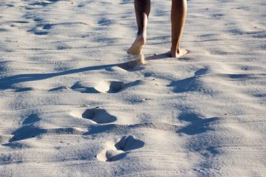 Sahil kumu yürüyüş kişi