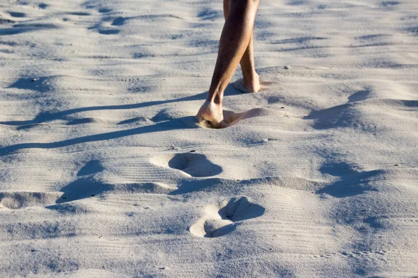 Πρόσωπο με τα πόδια στην άμμο παραλιών — Φωτογραφία Αρχείου