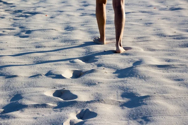砂浜を歩いている人 — ストック写真