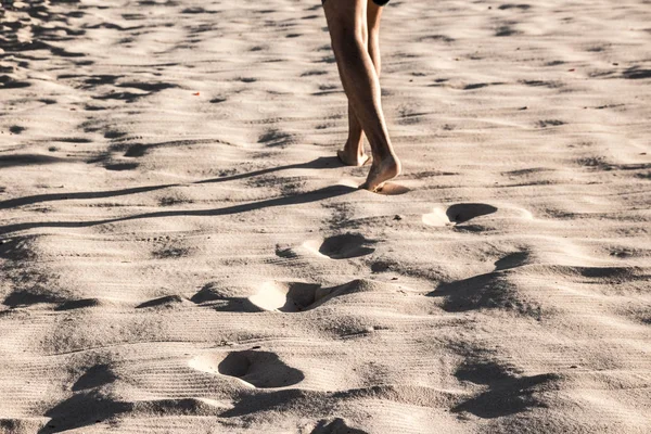 Pessoa que anda na areia da praia — Fotografia de Stock