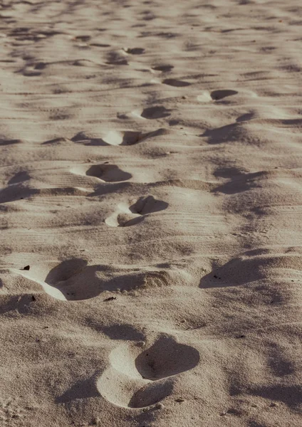 Areia de praia com pegadas — Fotografia de Stock