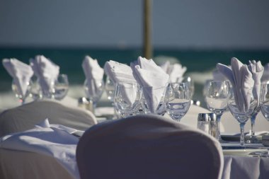 Bir düğün için tablolar ve 