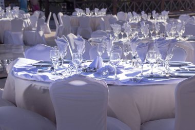 Bir düğün için tablolar ve 