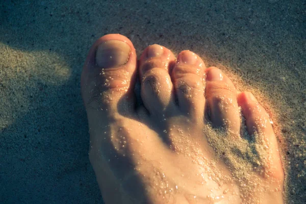 Pé humano na areia da praia — Fotografia de Stock