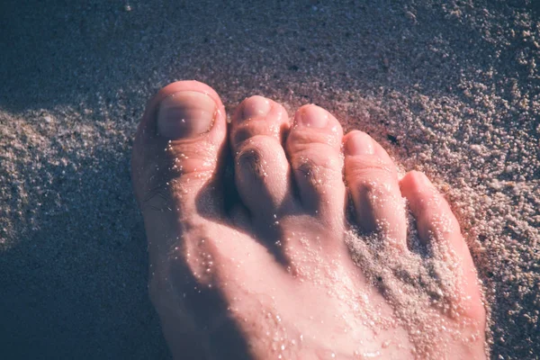 Mänsklig fot på stranden sand — Stockfoto