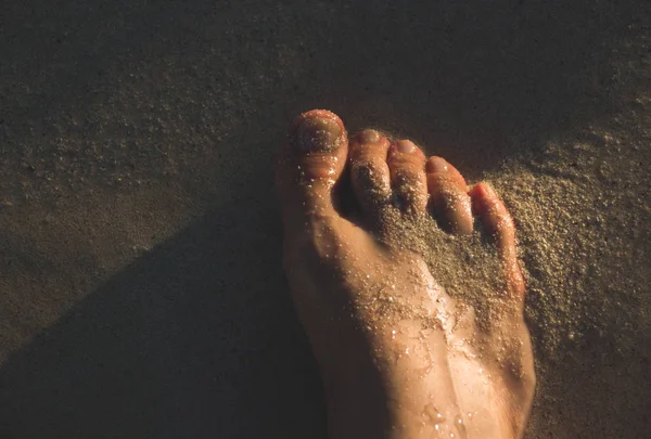 Menselijke voet op strand zand — Stockfoto