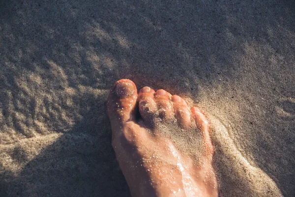 ビーチの砂の上に人間の足 — ストック写真