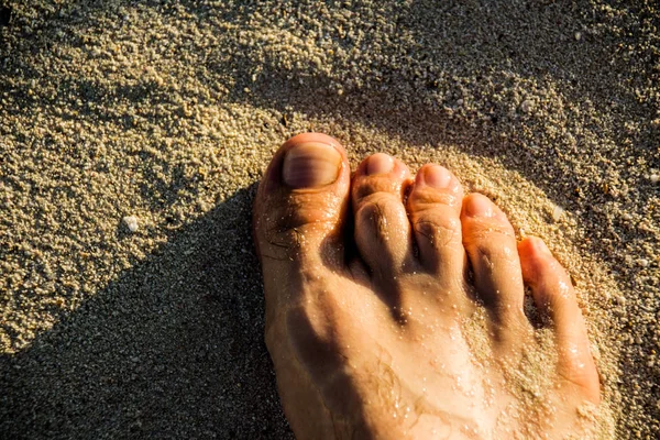 Pé humano na areia da praia — Fotografia de Stock