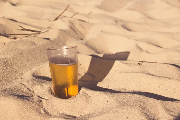 Pohár sört a homok — Stock Fotó