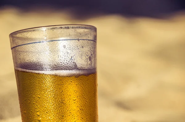 Pohár sör, és az elmosódott háttér — Stock Fotó
