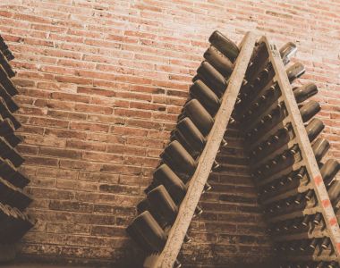 Depolanan şarap şişeleri