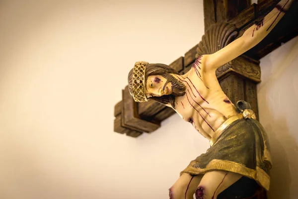 Jezus Christus op oude religieuze kruisbeeld — Stockfoto