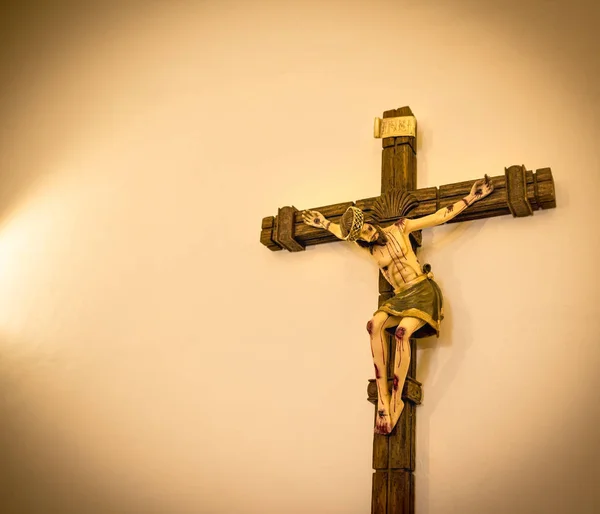 Jesus Cristo no velho crucifixo religioso — Fotografia de Stock