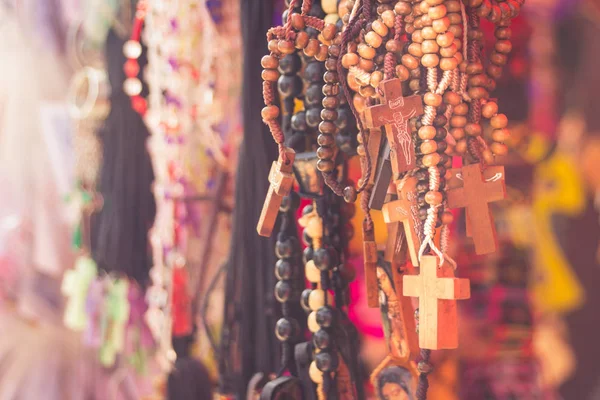 Rosarios religiosos en un mercado — Foto de Stock