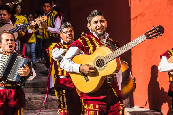 Músicos en la tradicional Callejoneada mexicana — Foto de Stock