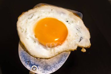 Sahanda yumurta ve spatula