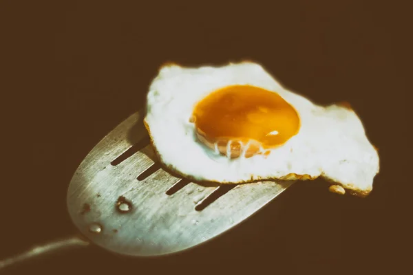 Huevo frito y espátula — Foto de Stock