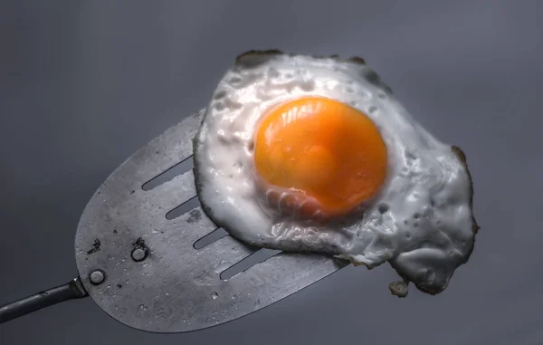 튀긴 계란과 주걱 — 스톡 사진