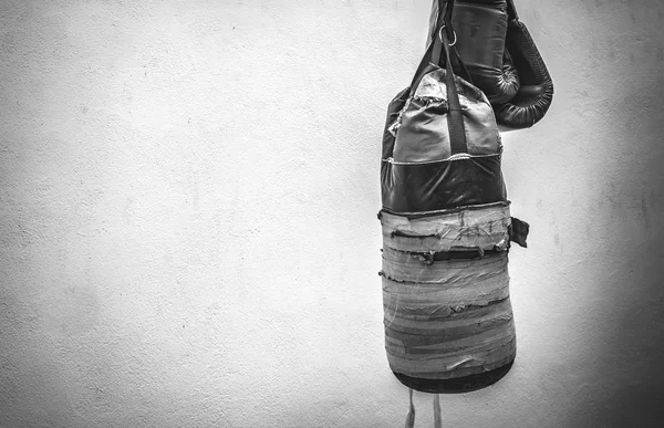 Bolso de boxeo y guantes de boxeo fotografía — Foto de Stock