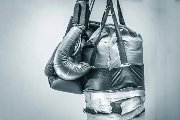 Kum torbası ve boks eldivenleri fotoğraf — Stok fotoğraf