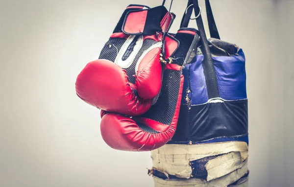 Boxsack und Boxhandschuhe — Stockfoto