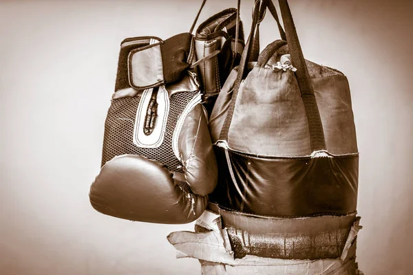 Bolso de boxeo y guantes de boxeo fotografía — Foto de Stock