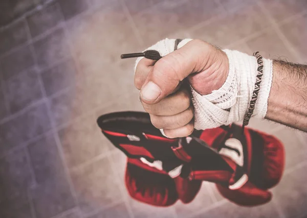 Кулаки и боксерские перчатки — стоковое фото