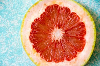 Kırmızı greyfurt dilim