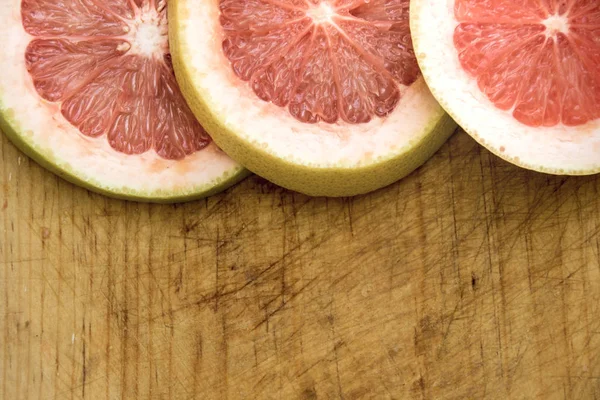 Grapefruit slices on board — Stock Photo, Image