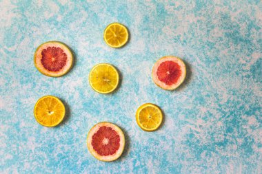 Greyfurt ve portakal dilimleri 