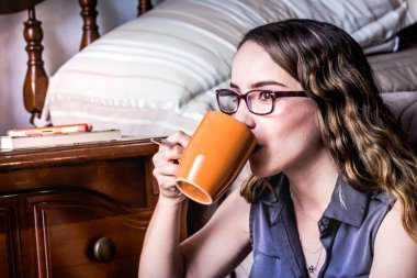 Genç modern kadın kahve içme