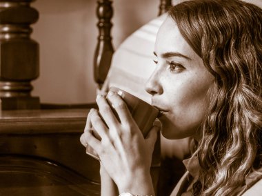 Genç modern kadın kahve içme