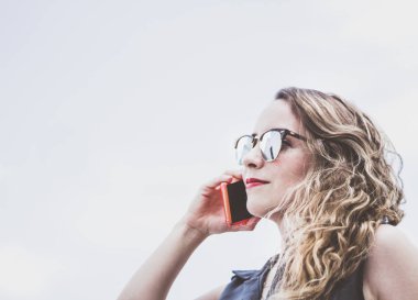 Cep telefonunu kullanan genç modern kadın