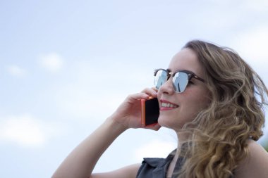 Cep telefonunu kullanan genç modern kadın