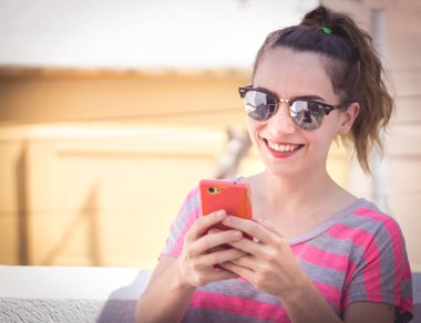 Cep telefonunu kullanan genç modern kadın