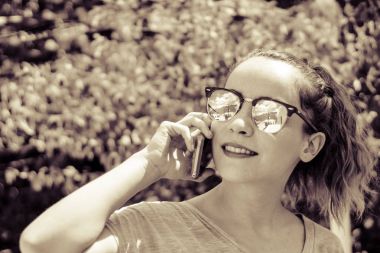 Cep telefonunu kullanan genç modern kadın