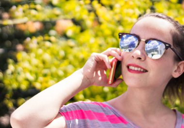 Cep telefonunu kullanan genç modern kadın