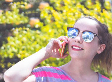 Cep telefonunu kullanan genç modern kadın