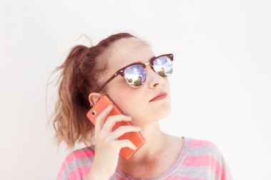 Cep telefonunu kullanan genç modern kadın